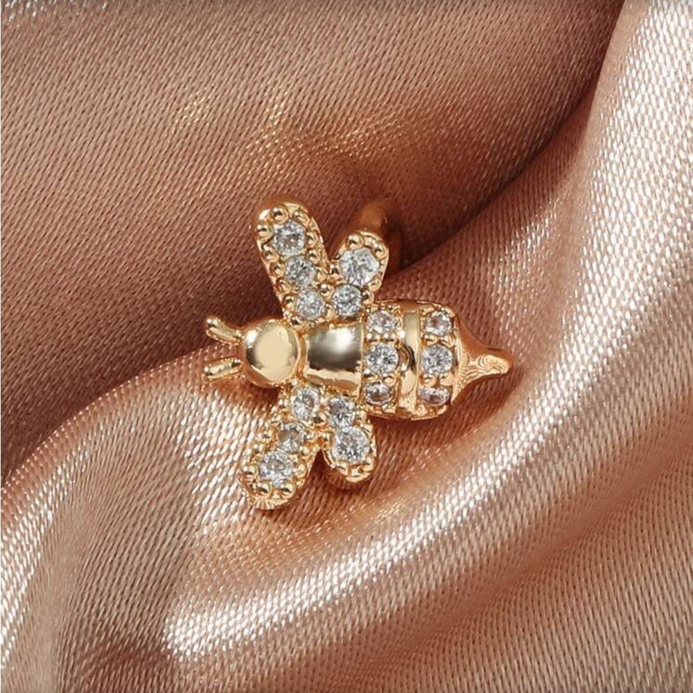✨NEW Gold tone Crystal Rhinestone Bee Stud Earring cuff - Picture 2 of 3
